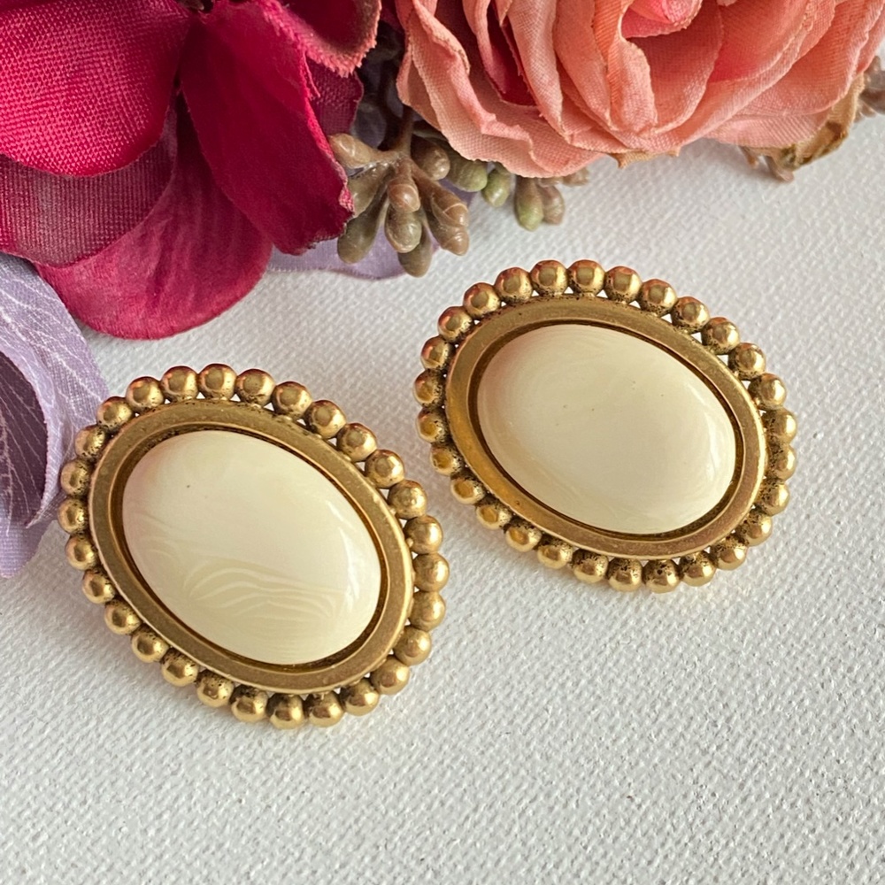 🎀 Napier Vintage Gold tone Cream Color Beaded Edge Clip On Earrings